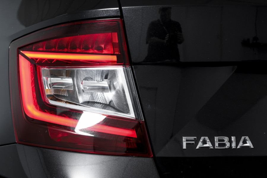Škoda Fabia Combi 1.0 TSI 110 PK Style | Panodak | Adapt. Cruise | Stoelverw. | PDC | Camera | NAV + App. Connect | ECC | Trekhaak | LM 16" |
