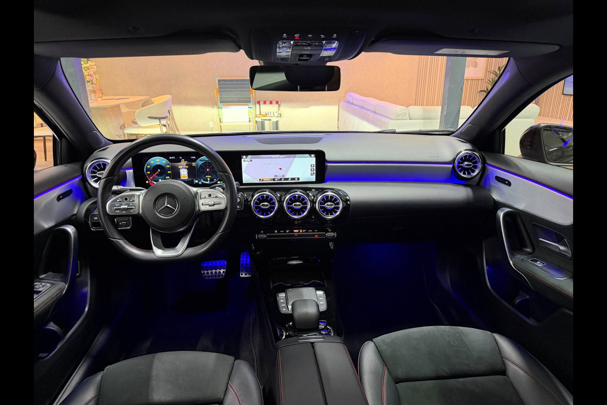 Mercedes-Benz A-Klasse 250 224pk Sedan AMG-Pakket Aut. | Panoramadak Sfeerverlichting | MBUX | LED