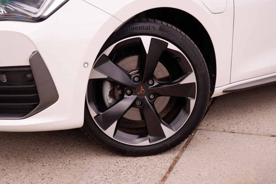 CUPRA Leon Sportstourer 1.4 e-Hybrid Black Edition | Panorama | Carplay | Camera | Virtual | LED |