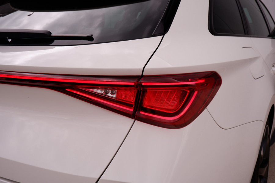 CUPRA Leon Sportstourer 1.4 e-Hybrid Black Edition | Panorama | Carplay | Camera | Virtual | LED |