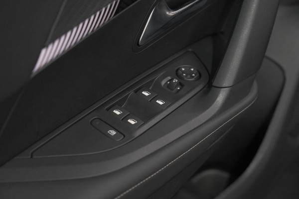 Peugeot 2008 Hybrid 136 e-DCS6 Allure | Navigatie | Parkeersensoren Voor + Achter | Apple Carplay