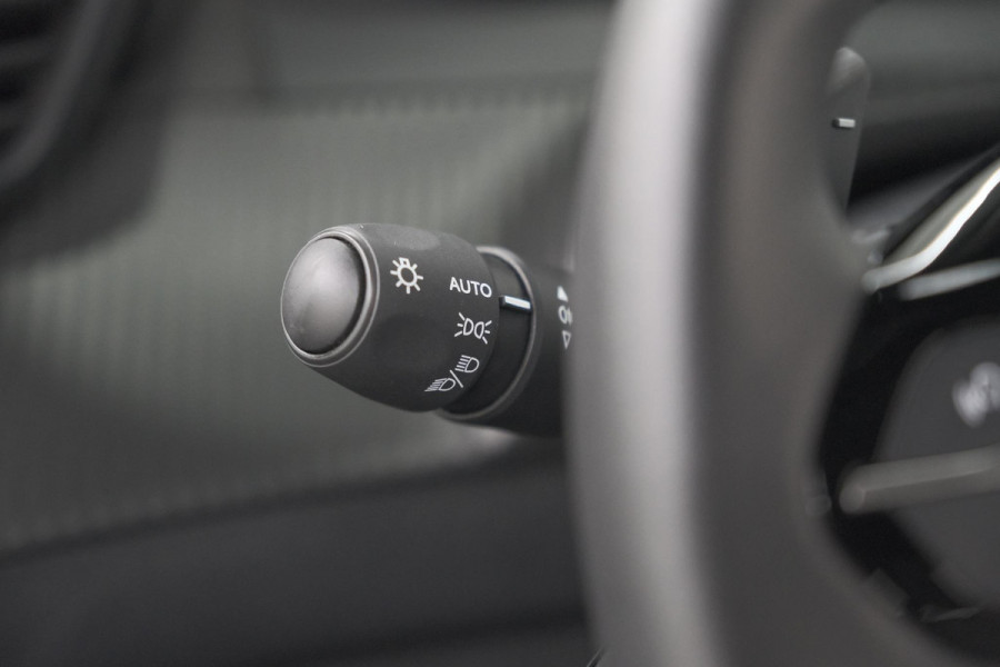 Peugeot 2008 Hybrid 136 e-DCS6 Allure | Navigatie | Parkeersensoren Voor + Achter | Apple Carplay