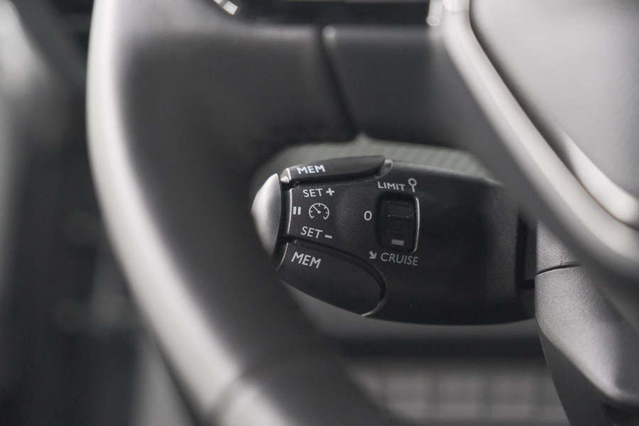 Peugeot 2008 Hybrid 136 e-DCS6 Allure | Navigatie | Parkeersensoren Voor + Achter | Apple Carplay