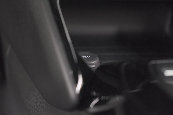 Peugeot 2008 Hybrid 136 e-DCS6 Allure | Navigatie | Parkeersensoren Voor + Achter | Apple Carplay