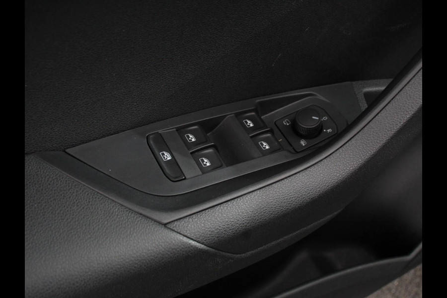 Škoda Karoq 1.5 TSI 150pk DSG ACT Selection Navigatie Apple Carplay/Android Auto Camera Parkeer sensoren Adaptieve Cruise Control Lichtmetalen Velgen Digitale Cockpit