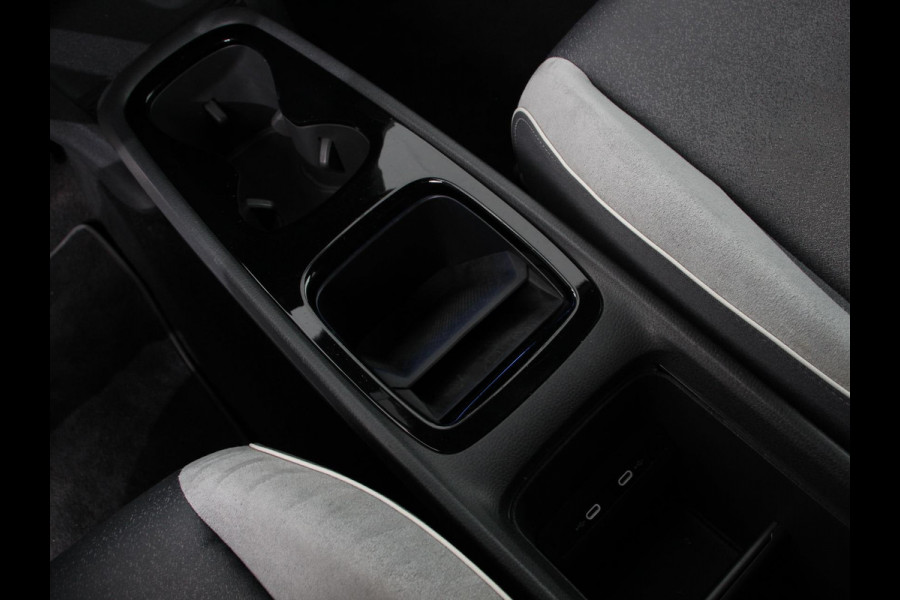 Volkswagen ID.3 First Plus 58 kWh SOH 86 % Navigatie Apple Carplay/Android Auto Camera Parkeersensoren Adaptieve Cruise Control Full LED Matrix Stoel- en stuurverwarming Lichtmetalen velgen Climate Control