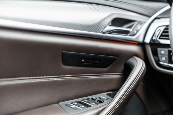 BMW 5 Serie Touring 520i High Executive M-Sport Leder dashboard / Pano / Individual / Camera / 19inch