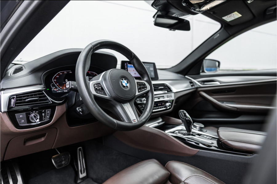 BMW 5 Serie Touring 520i High Executive M-Sport Leder dashboard / Pano / Individual / Camera / 19inch