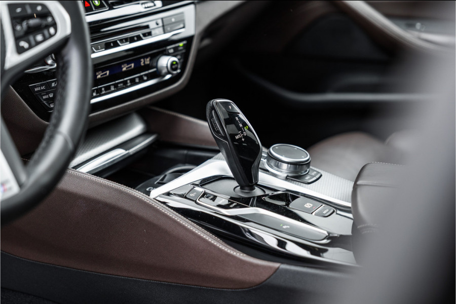 BMW 5 Serie Touring 520i High Executive M-Sport Leder dashboard / Pano / Individual / Camera / 19inch