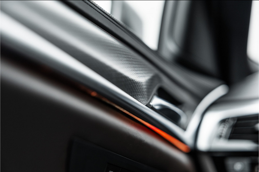 BMW 5 Serie Touring 520i High Executive M-Sport Leder dashboard / Pano / Individual / Camera / 19inch