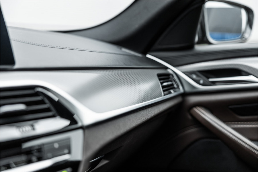 BMW 5 Serie Touring 520i High Executive M-Sport Leder dashboard / Pano / Individual / Camera / 19inch