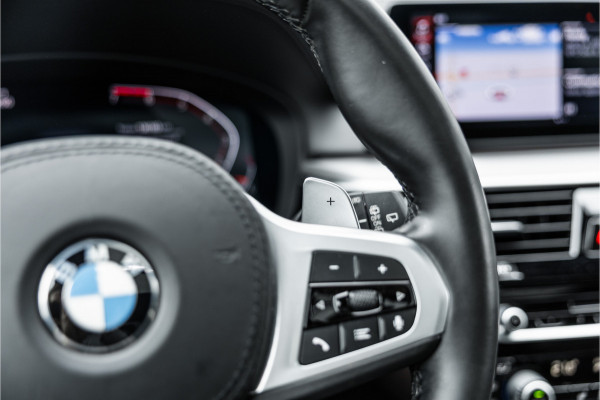 BMW 5 Serie Touring 520i High Executive M-Sport Leder dashboard / Pano / Individual / Camera / 19inch
