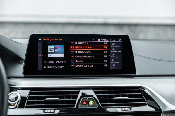 BMW 5 Serie Touring 520i High Executive M-Sport Leder dashboard / Pano / Individual / Camera / 19inch