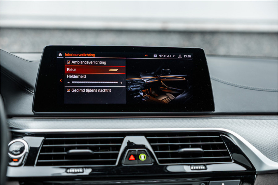 BMW 5 Serie Touring 520i High Executive M-Sport Leder dashboard / Pano / Individual / Camera / 19inch