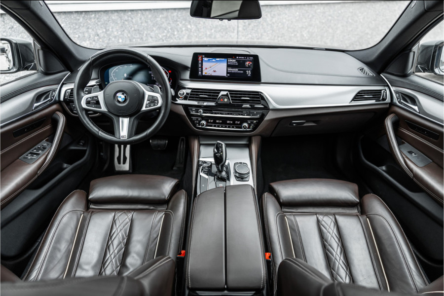 BMW 5 Serie Touring 520i High Executive M-Sport Leder dashboard / Pano / Individual / Camera / 19inch