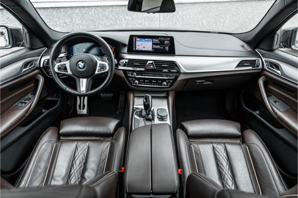 BMW 5 Serie Touring 520i High Executive M-Sport Leder dashboard / Pano / Individual / Camera / 19inch