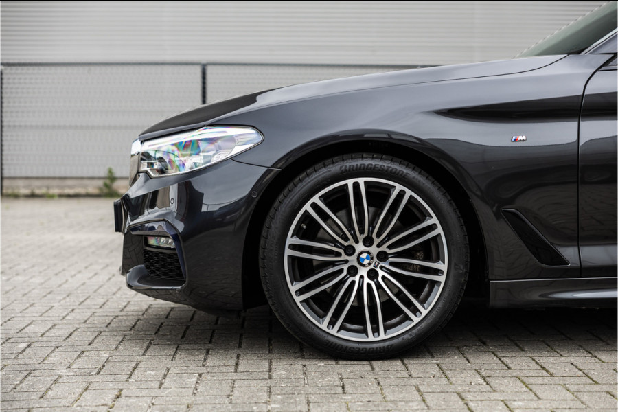 BMW 5 Serie Touring 520i High Executive M-Sport Leder dashboard / Pano / Individual / Camera / 19inch