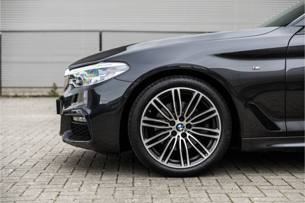 BMW 5 Serie Touring 520i High Executive M-Sport Leder dashboard / Pano / Individual / Camera / 19inch