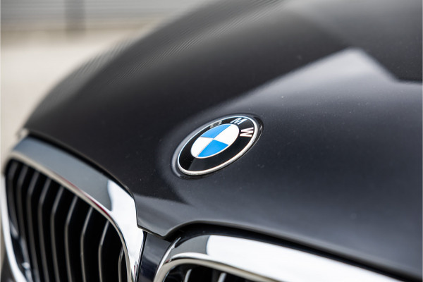BMW 5 Serie Touring 520i High Executive M-Sport Leder dashboard / Pano / Individual / Camera / 19inch