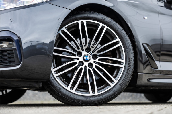 BMW 5 Serie Touring 520i High Executive M-Sport Leder dashboard / Pano / Individual / Camera / 19inch