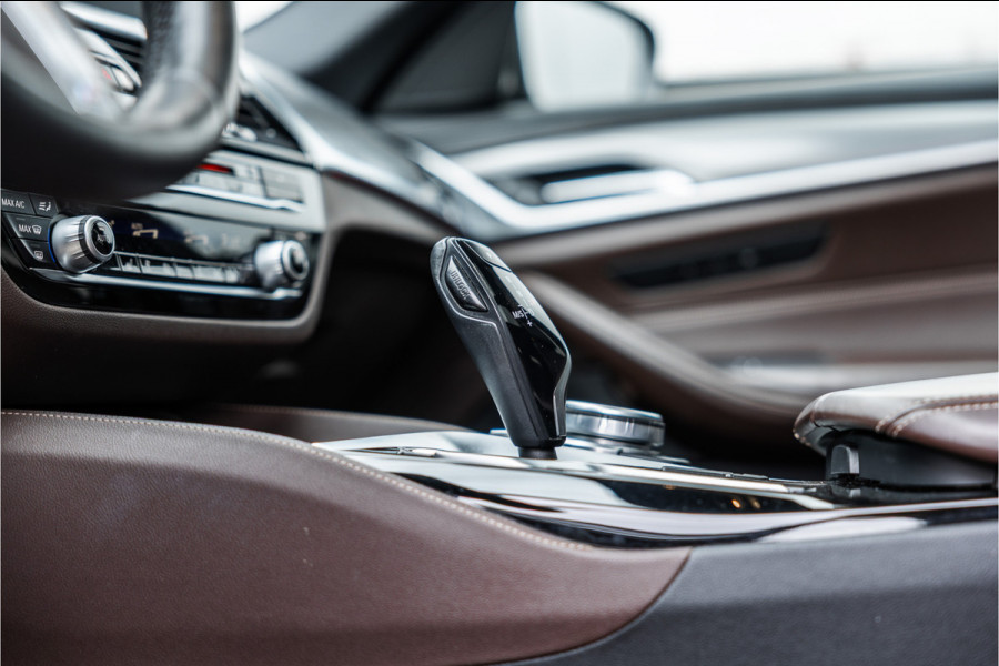 BMW 5 Serie Touring 520i High Executive M-Sport Leder dashboard / Pano / Individual / Camera / 19inch