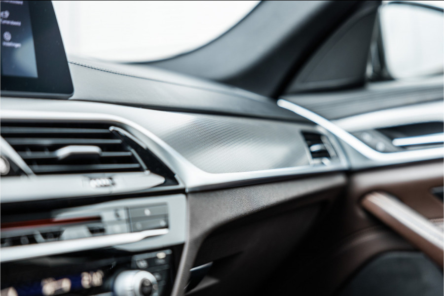 BMW 5 Serie Touring 520i High Executive M-Sport Leder dashboard / Pano / Individual / Camera / 19inch