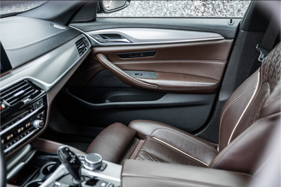 BMW 5 Serie Touring 520i High Executive M-Sport Leder dashboard / Pano / Individual / Camera / 19inch