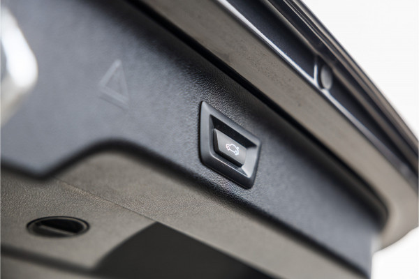 BMW 5 Serie Touring 520i High Executive M-Sport Leder dashboard / Pano / Individual / Camera / 19inch