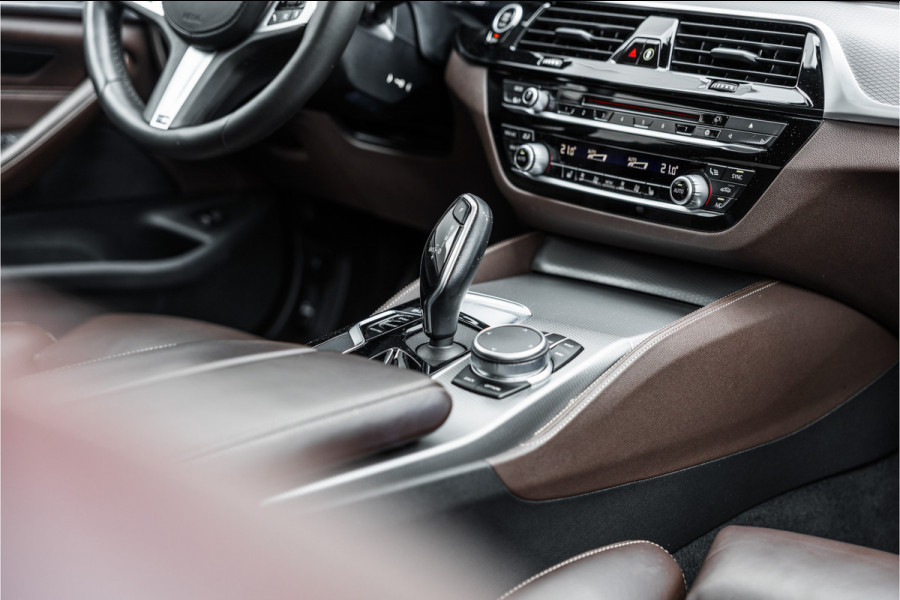 BMW 5 Serie Touring 520i High Executive M-Sport Leder dashboard / Pano / Individual / Camera / 19inch