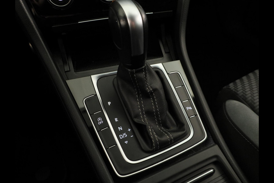 Volkswagen Golf 1.5 TSI Highline Business R 150 PK | Automaat (DSG) | Navigatie | Camera | Digitaal dashboard