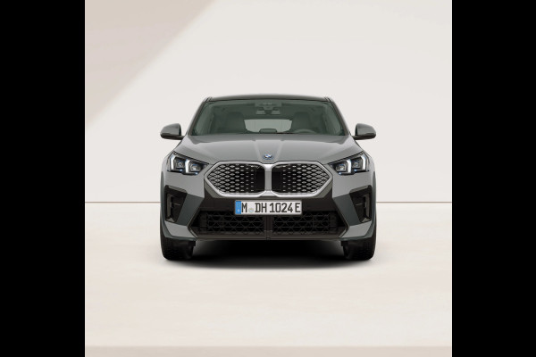 BMW iX2 eDrive20 M-Sport - Pano - Trekhaak - Memoryzetel - Stuurwiel Verwarmd