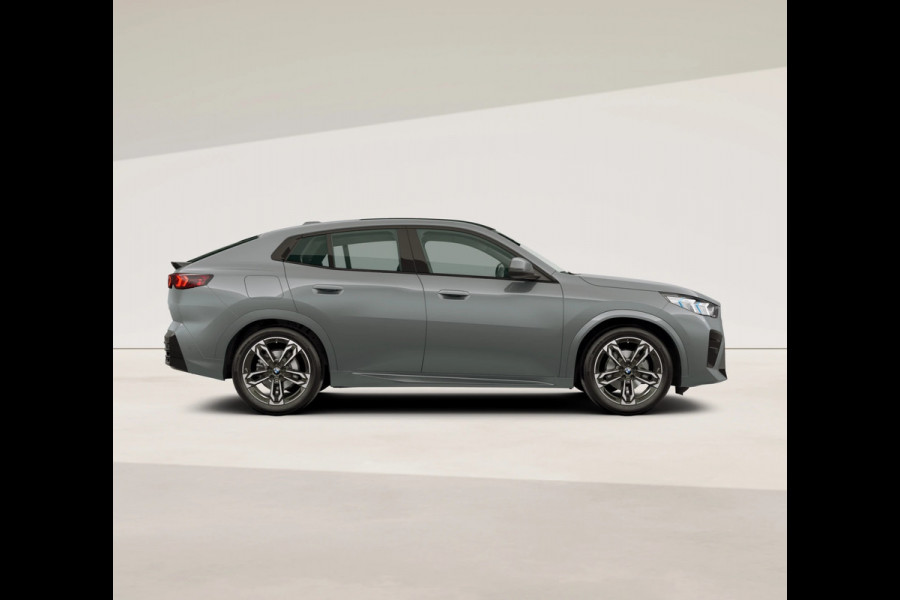 BMW iX2 eDrive20 M-Sport - Pano - Trekhaak - Memoryzetel - Stuurwiel Verwarmd