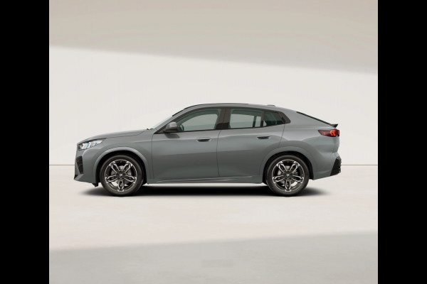 BMW iX2 eDrive20 M-Sport - Pano - Trekhaak - Memoryzetel - Stuurwiel Verwarmd