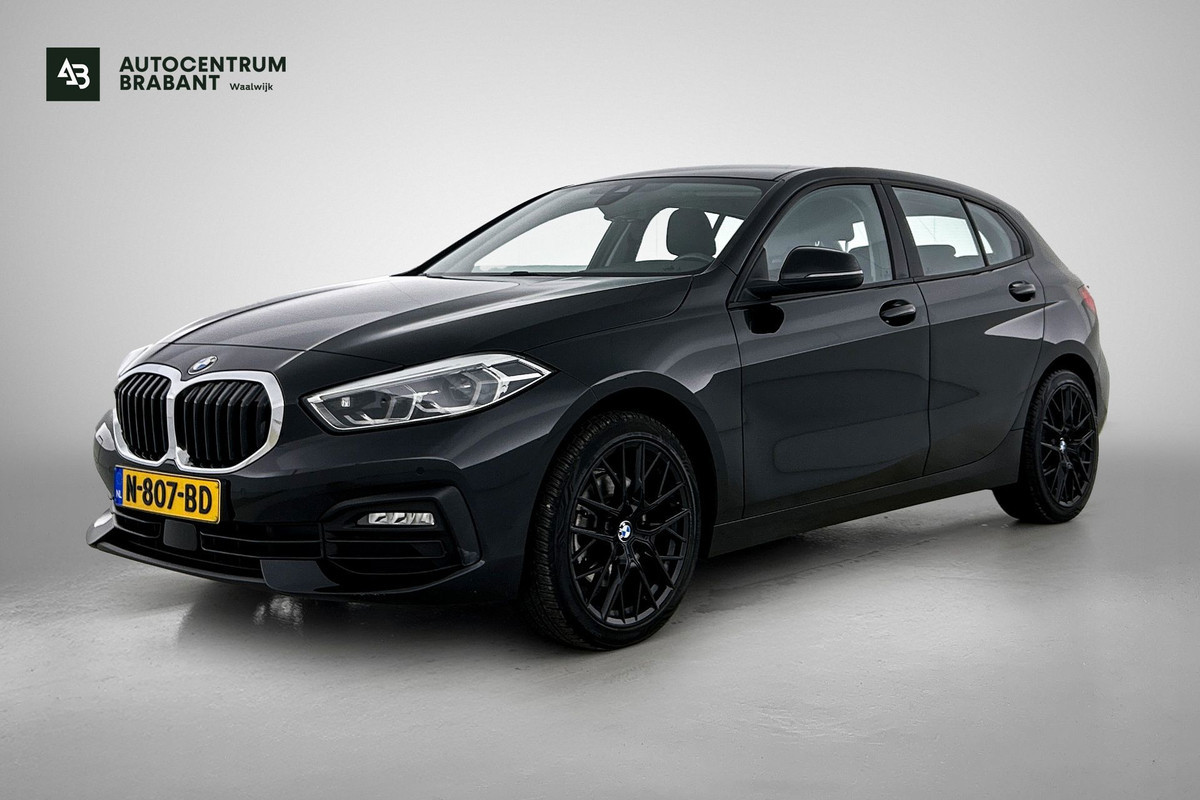BMW 1-serie 118i Business Edition Automaat (NL-AUTO, NAVIGATIE, CARPLAY, PARKEERSENSOREN, DEALER ONDERHOUDEN)