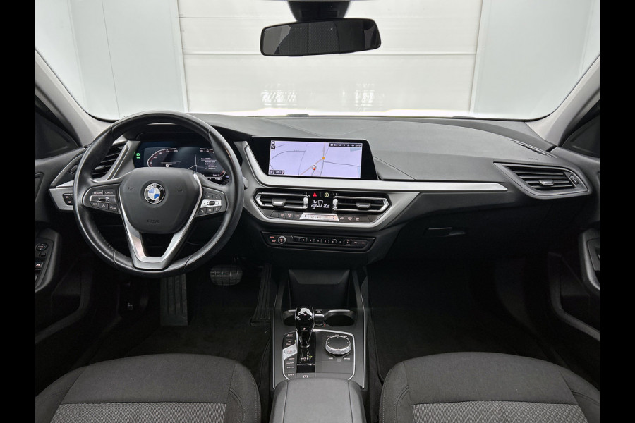 BMW 1-serie 118i Business Edition Automaat (NL-AUTO, NAVIGATIE, CARPLAY, PARKEERSENSOREN, DEALER ONDERHOUDEN)