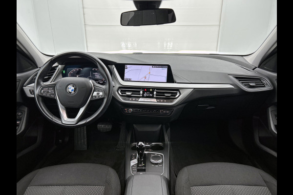 BMW 1-serie 118i Business Edition Automaat (NL-AUTO, NAVIGATIE, CARPLAY, PARKEERSENSOREN, DEALER ONDERHOUDEN)
