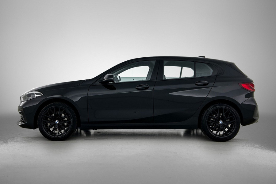 BMW 1-serie 118i Business Edition Automaat (NL-AUTO, NAVIGATIE, CARPLAY, PARKEERSENSOREN, DEALER ONDERHOUDEN)