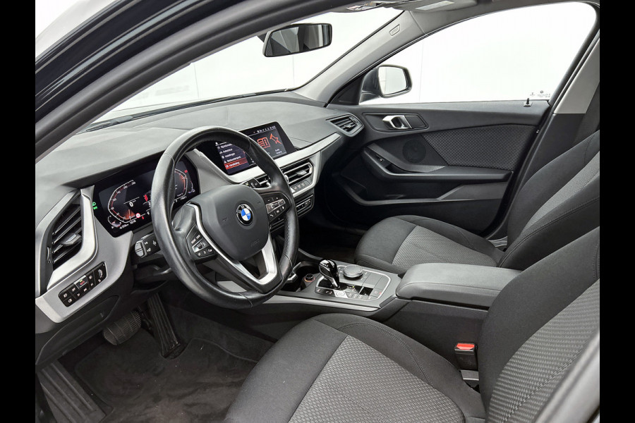 BMW 1-serie 118i Business Edition Automaat (NL-AUTO, NAVIGATIE, CARPLAY, PARKEERSENSOREN, DEALER ONDERHOUDEN)