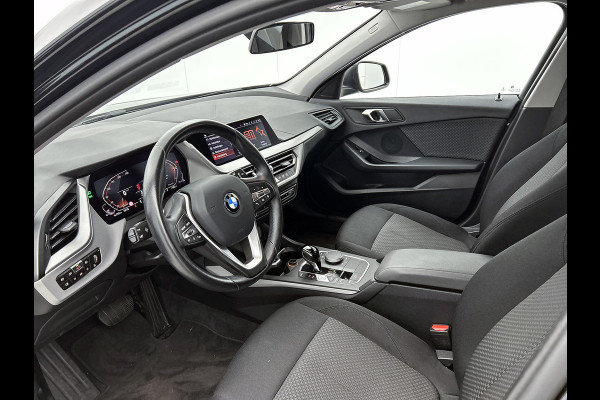 BMW 1-serie 118i Business Edition Automaat (NL-AUTO, NAVIGATIE, CARPLAY, PARKEERSENSOREN, DEALER ONDERHOUDEN)