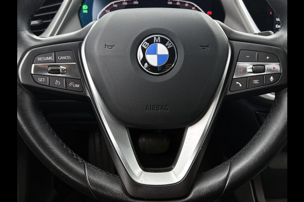 BMW 1-serie 118i Business Edition Automaat (NL-AUTO, NAVIGATIE, CARPLAY, PARKEERSENSOREN, DEALER ONDERHOUDEN)