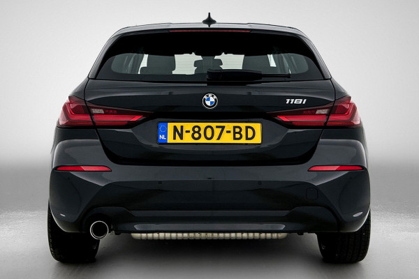 BMW 1-serie 118i Business Edition Automaat (NL-AUTO, NAVIGATIE, CARPLAY, PARKEERSENSOREN, DEALER ONDERHOUDEN)