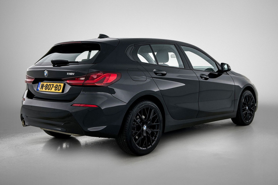 BMW 1-serie 118i Business Edition Automaat (NL-AUTO, NAVIGATIE, CARPLAY, PARKEERSENSOREN, DEALER ONDERHOUDEN)