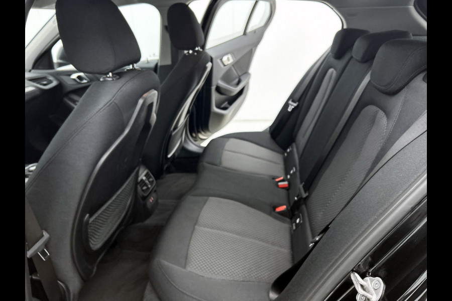 BMW 1-serie 118i Business Edition Automaat (NL-AUTO, NAVIGATIE, CARPLAY, PARKEERSENSOREN, DEALER ONDERHOUDEN)