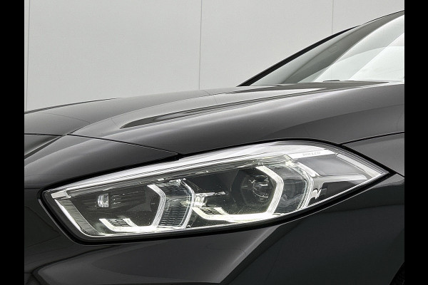 BMW 1-serie 118i Business Edition Automaat (NL-AUTO, NAVIGATIE, CARPLAY, PARKEERSENSOREN, DEALER ONDERHOUDEN)