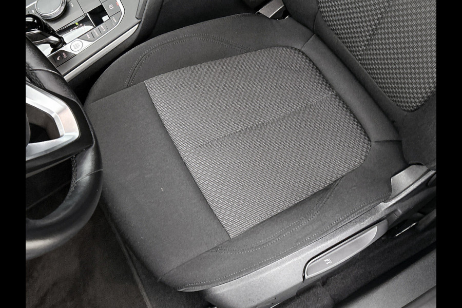 BMW 1-serie 118i Business Edition Automaat (NL-AUTO, NAVIGATIE, CARPLAY, PARKEERSENSOREN, DEALER ONDERHOUDEN)