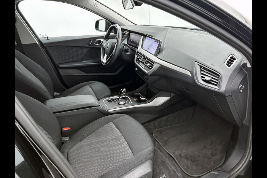 BMW 1-serie 118i Business Edition Automaat (NL-AUTO, NAVIGATIE, CARPLAY, PARKEERSENSOREN, DEALER ONDERHOUDEN)