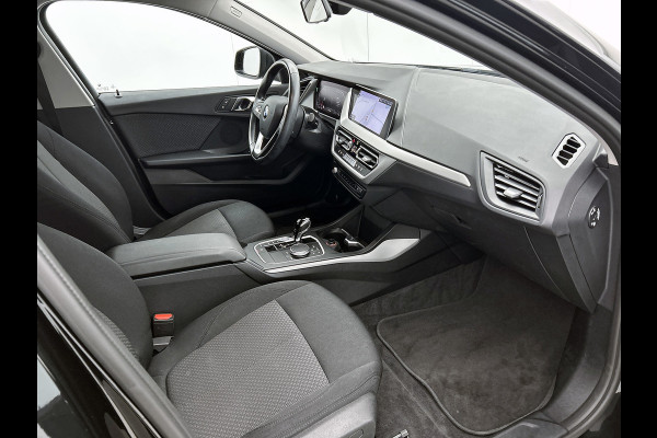 BMW 1-serie 118i Business Edition Automaat (NL-AUTO, NAVIGATIE, CARPLAY, PARKEERSENSOREN, DEALER ONDERHOUDEN)