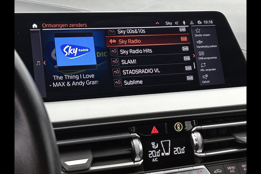 BMW 1-serie 118i Business Edition Automaat (NL-AUTO, NAVIGATIE, CARPLAY, PARKEERSENSOREN, DEALER ONDERHOUDEN)