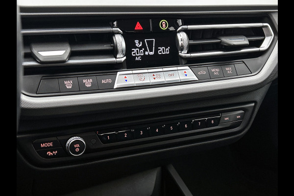BMW 1-serie 118i Business Edition Automaat (NL-AUTO, NAVIGATIE, CARPLAY, PARKEERSENSOREN, DEALER ONDERHOUDEN)