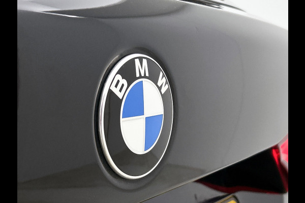 BMW 1-serie 118i Business Edition Automaat (NL-AUTO, NAVIGATIE, CARPLAY, PARKEERSENSOREN, DEALER ONDERHOUDEN)